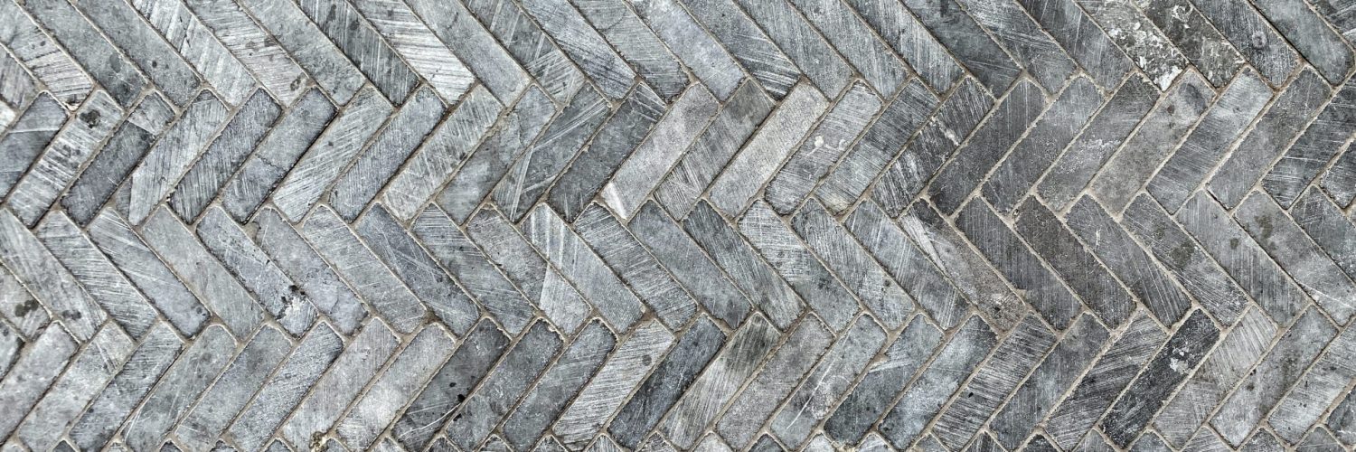 mozaiektegel-onder-overkapping-hout
